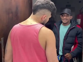 RECEBI UMA ENTREGA E PEDI PRO ENTREGADOR SUBIR. ELE ME COMEU COMO PAGAMENTO E AINDA ME DEU LEITE NA BOCA. asian school gay boys sex videos