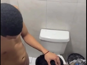 Flagra mamando hétero dotado no banheiro da balada. asian delighted sex videos in hd