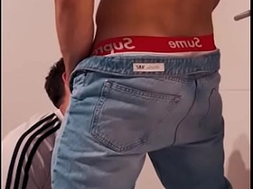 EL NOVIO HETERO DE LA DESPEDIDA DE SOLTEROS ME FOLLA A ESCONDIDAS DE LA FIESTA asian gay leaked sex videos