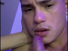 DANDO LEITINHO NA BOCA Bring off NOVINHO. asian delivery gay sex videos