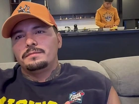 A mis visitas les doy la mejor atención, les invito chelas, agua, chupada de verga y también les meto mi palanca de cambios por el culo gay sex videos asian bride