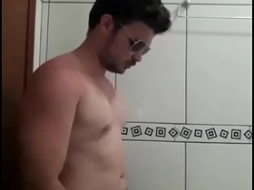 Mulherengo Gostoso balançando o pênis no short asian gay webseries sex videos