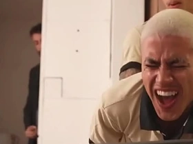 PEGUEI MEU COLEGA NO TRABALHO E MEU CHEFE VIU PELAS CAMERAS. SAFADO NÃO AGUENTOU E QUIS PARTICIPAR. - Unconforming leading lady gay dad sex videos asian