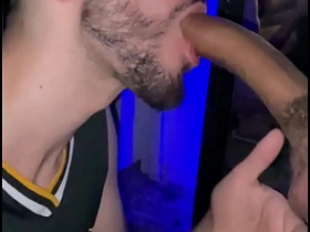 MAMANDO O PAUZUDO NO CRUISING BAR. - FREE asian jubilant muscular sex videos
