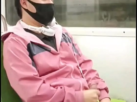 Joven Tretcho se masturba en el último vagón del metro gay sex videos teen asian