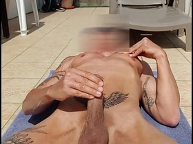 mec tatouté se branle à poil sur sa terrasse, sex gay videos asian
