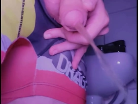 A twink swept off one's feet his piss after peeing in the toilet asian older gay sex videos