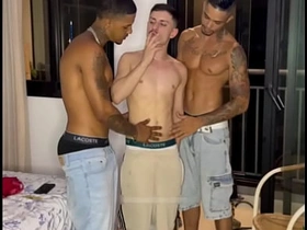 FUDENDO O PLAYBOY NA SACADA asian gay sex videos 3gb