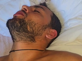 Despertando o macho pauzudo em sua cama com aquele tesão matinal. gay in all directions gay asian sex videos