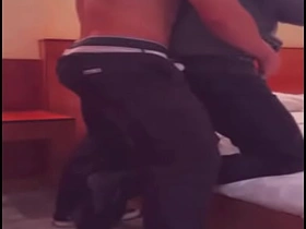 Despues de unos tragos convenso al hetero atletico de probar su polla china asian gay sex videos