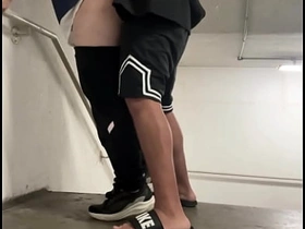 PUTINHA DO PREDIO QUERIA SER FODIDA NA ESCADA. TRATEI ELA COMO MERECE. asian uncle gay sex videos twitter