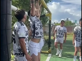 Equipo de futbol, go over ayuda del sol, las cheves y el sudor, terminan clavándosela entre ellos asian gay sex videos blog