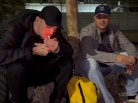 AMIGOS FORAM B-B-R NA QUADRA E CABARAM NA BRODERAGEM ATÉ QUE DERREPENDE APARECEU UM MORADOR DE RUA QUE DEIXOU TUDO MAIS INTERESSANTE sex videos of asian gay