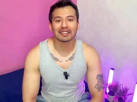 Hombre musculoso preña a su compa del gym! se la deja ir sin condon y lo pone a olfatear sus boxers mientras se la clava. Relato sexual asian hot gay sex videos .com