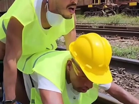 OS OPERARIOS PEGARAM PESADO NA HORA DO ALMOÇO FUDERAM O COLEGA PASSIVO E DERAM MUITO LEITE DE SOBREMESA (TEASER) asian china gay sexual intercourse videos download