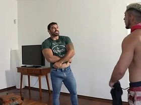 TRABALHANDO DE MOTORISTA E O PASSAGEIRO DEU EM CIMA. PAGOU A CORRIDA COM O CUZÃO. asian hidden camera uncaring lovemaking videos