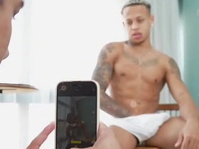 CHAME O AMIGO PRA TIRAR UMAS FOTOS, MAS ELE TIROU FOI LEITE DA MINHA PICA. asian gay fuck dealings videos