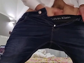 ARRIVA IL FIGLIASTRO ITALIANO COL CAZZO GROSSO  MOSTRA LA SUA SEGA INFINITA - E SBORRA PER TERRA TANTO asian gay coition fucking videos