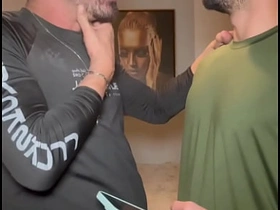 AMIGO VIU UMA FOTO DO MEU PAU NA GALERIA DO MEU CELULAR E QUIS VER AO VIVO. NÃO RESISTIU E CAIU DE BOCA. asian old man gay sex videos