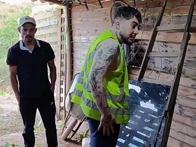 O PATRÃO E O EMPREGADO                                    O empregado finaliza sua tarefa e o seu patrão fica cheio de tezão ao vê lo todo suado gay sex videos asian gay