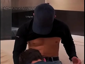 Le ofresco propina extra al repartidor de globo y me folla delicioso asian oldman gay sex videos