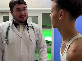 Médico novinho e passivo ajudou o paciente que estava com medo de sentir um dedo no cu  COMPLETO NO RED asian gay online sex videos live