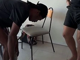 Cliente foi fazer orçamento e acabou levando um pauzão preto e 2 leitadas. gay videos copulation asian