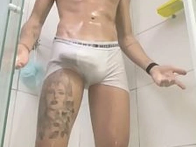 DOTADO TOMANDO BANHO E BATENDO UMA. xxx asian gym gay sex videos