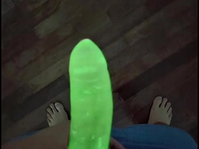 EU TESTEI A CAMISINHA DE NEON - OLHA COMO BRILHA NO ESCURO asian extreme viral gay sex videos