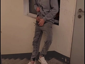 Часть 1 подглядывал как дрочит твинк на лестнице gay asian old man sex videos