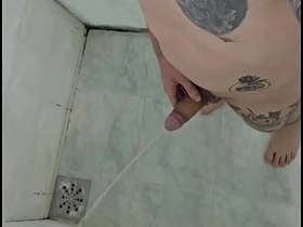 EU MIJANDO NO BANHO asian gay real sex videos