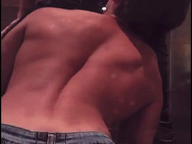 Después de una plática de mujeres en el bar mi classmate hetero y yo terminamos en la ducha juntos y follando www asian gay sex videos