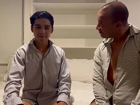 Este joven nunca había probado una gran verga como freeze que tiene este discapacitado asian gay sex videos daddy